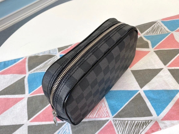 First bags ru POUCH LOUIS PM TOILETRY VUITTON 0730